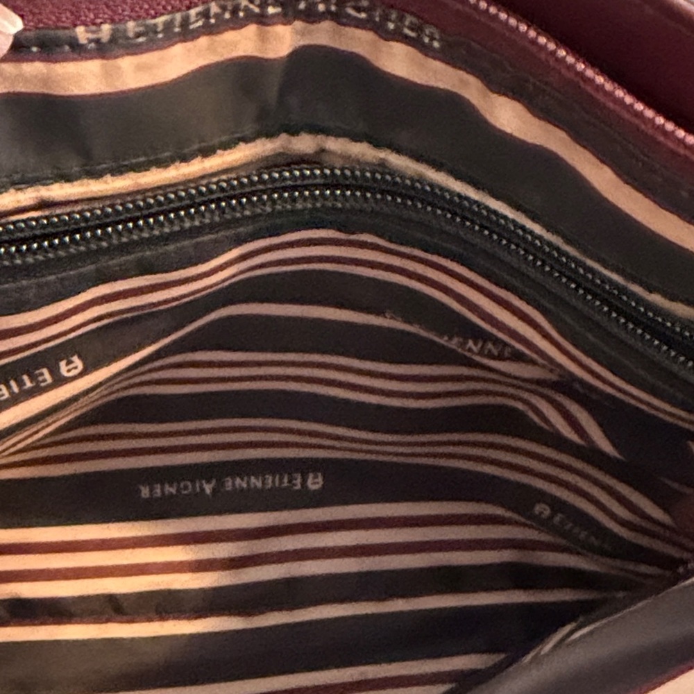 A Etienne Aigner Elegant Burgundy Leather Tote Bag. - Picture 4 of 13